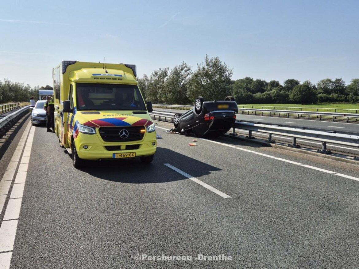Auto op zijn dak bij Wildervank N33