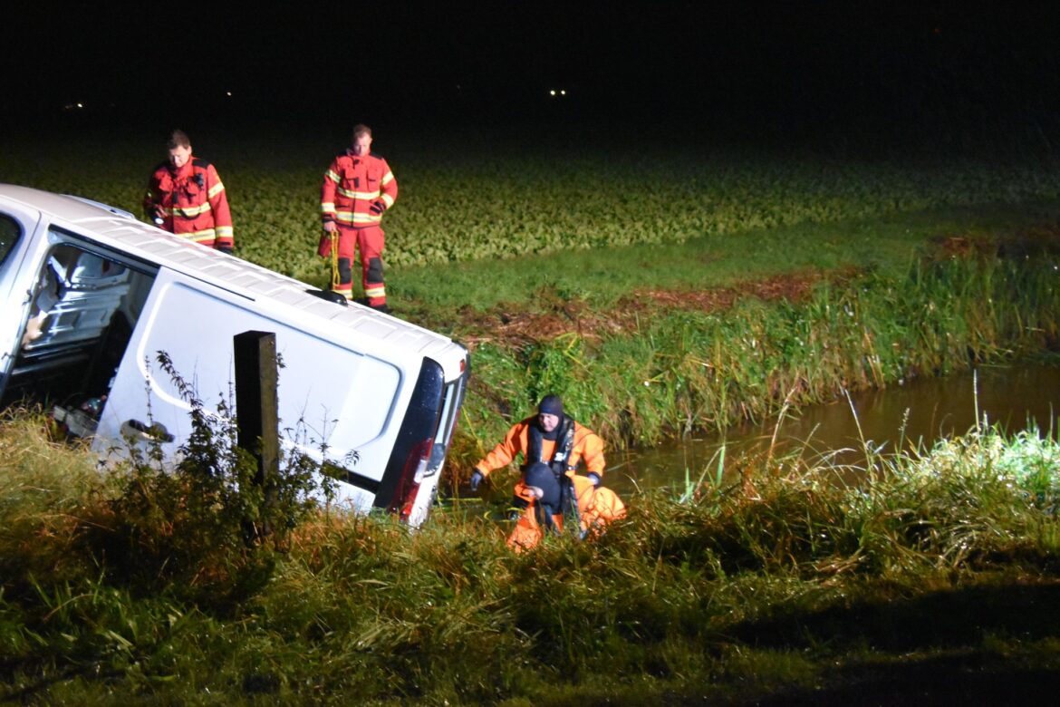 Bestelbus in de sloot bij Westerlee, bestuurder spoorloos