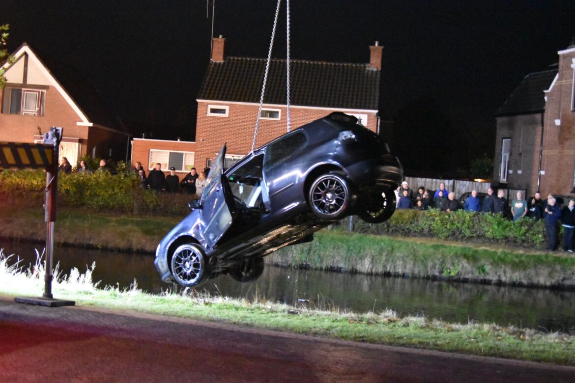 Auto te water in Oude Pekela